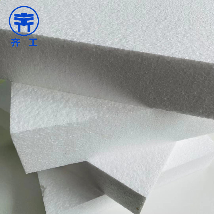   　　xps擠塑板在建筑領(lǐng)域的應(yīng)用比較廣泛。下面給大家分享一些相關(guān)知識(shí)。  　　xps擠塑板優(yōu)點(diǎn)是什么：  　　XPS擠塑板采用聚苯乙烯擠出工藝生產(chǎn)，生產(chǎn)的板材為蜂窩狀閉孔結(jié)構(gòu)，不透氣，不滲漏，因此其保溫隔熱，防水防潮效果非常好，除了材質(zhì)輕、強(qiáng)度高外，按體積每立方米僅重30公斤，但其強(qiáng)度至少可以達(dá)到250kpa，更多的可以達(dá)到550kpa。這是普通板材無法達(dá)到的指標(biāo)值。  　　因?yàn)閄PS擠塑板具有隔熱、防水、防潮、輕便、抗壓等特點(diǎn)，被廣泛應(yīng)用于各個(gè)行業(yè)。如建筑設(shè)施的外墻保溫，特別是外墻和平屋面的保溫處理，都是xps擠塑板的適用范圍。外墻掛板應(yīng)重量輕，阻燃性能好，B1、B2級外墻掛板在火災(zāi)事故發(fā)生時(shí)預(yù)防變?yōu)榭扇嘉镔|(zhì)，引發(fā)安全事故，在當(dāng)前追求低碳、生態(tài)、環(huán)保的自然環(huán)境下，外墻掛板既可以回收利用廢塑料，也可以為建筑增加一層保溫層，節(jié)約能源。  　　xps擠塑板主要用途和應(yīng)用領(lǐng)域。  　　xps擠塑板可用作地面鋪裝、機(jī)場道路和高速公路的地基等。擠壓板防水防潮，不易變質(zhì)或滲水，合理有效減緩道路滲漏造成的路基塌陷。  　　擠塑板是冷庫建設(shè)中不可缺少的材料。它不僅起到保溫隔熱的作用，而且由于擠塑板表面的微孔結(jié)構(gòu)，可以吸收和緩沖少量水蒸氣凝結(jié)，減少水滴的形成。冷庫專用冷庫保溫板需要非常高的厚度，10cm以上。因此，在冷庫建設(shè)中，通常采用兩層冷庫保溫板。一是增加厚度，二是將兩層塑料擠塑板交錯(cuò)排列，以增加保溫性能，避免溫度損失。  　　地板外墻也可以用阻燃板保溫。  　　xps擠塑板現(xiàn)在更多地用于家居裝飾。首先，擠塑板不是很硬，在室內(nèi)，踩人的腳會(huì)有一定的緩沖。腳感特別舒服，沒有那么硬，我們稱之為地墊寶。地墊寶就是這么一個(gè)目的，它是一種比外墻擠塑板更強(qiáng)、更大、更薄、不含阻燃劑的擠塑板。  　　以室內(nèi)放置家具為主，還需要做好經(jīng)年累月的活動(dòng)踩踏，需要相應(yīng)的強(qiáng)度;擠塑板采用蜂窩閉孔框架，確保只能使用薄層。自帶更好的保溫、防水、防潮效果，室內(nèi)地板有限。與家裝相比，地基越薄，空間環(huán)境越大，活動(dòng)越舒適。擠塑板在室內(nèi)一般來說是2公分厚，厚度就夠用。